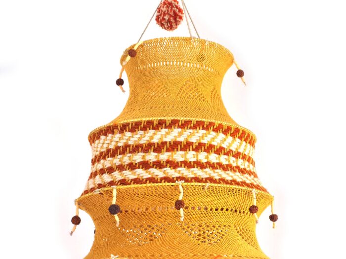 Lanterna Akash Kandil em macramê para Diwali mostarda e vermelho com rudrakshas 125cm