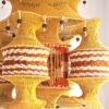 Lanterna Akash Kandil em macramê para Diwali mostarda e vermelho com rudrakshas 125cm
