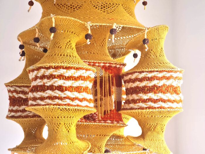 Lanterna Akash Kandil em macramê para Diwali mostarda e vermelho com rudrakshas 125cm