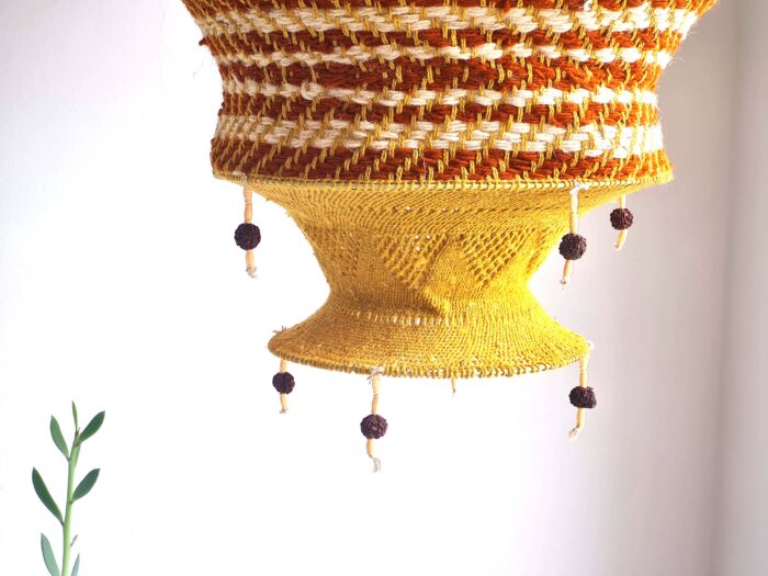 Lanterna Akash Kandil em macramê para Diwali mostarda e vermelho com rudrakshas 125cm