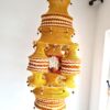 Lanterna Akash Kandil em macramê para Diwali mostarda e vermelho com rudrakshas 125cm