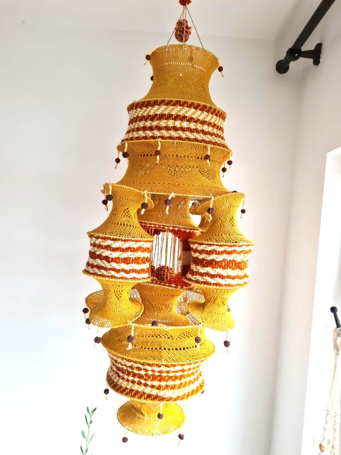 Lanterna Akash Kandil em macramê para Diwali mostarda e vermelho com rudrakshas 125cm