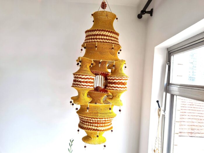 macramê gigante pendente em forma de lanterna Diwali feito a mão na Índia