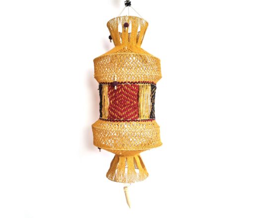 Lanterna Akash Kandil em macramê para Diwali mostarda e vermelho com rudrakshas 65cm