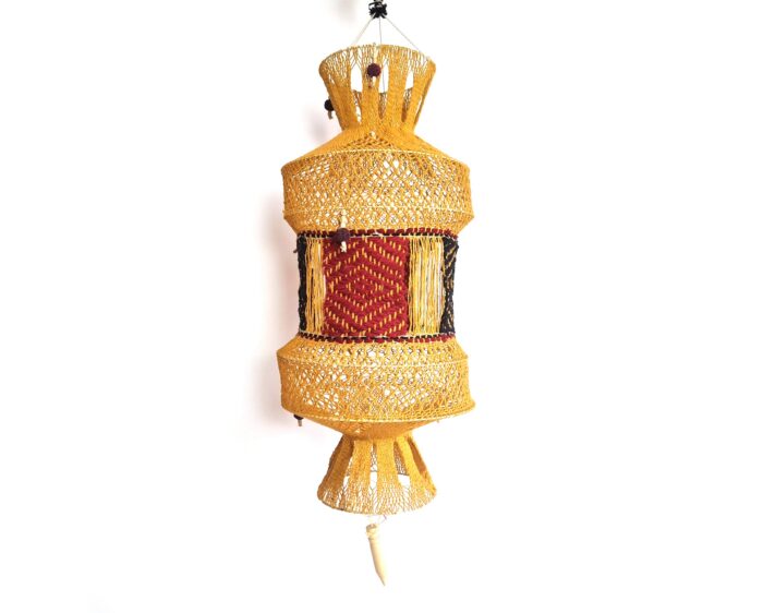 Lanterna Akash Kandil em macramê para Diwali mostarda e vermelho com rudrakshas 65cm