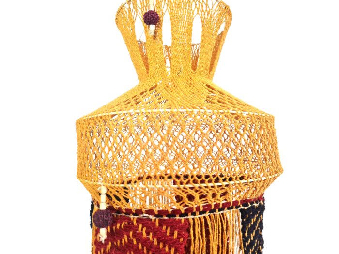 20260920_143638 Lanterna Akash Kandil em macramê para Diwali mostarda e vermelho com rudrakshas 65cm