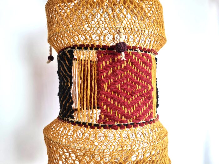 20260920_143640 Lanterna Akash Kandil em macramê para Diwali mostarda e vermelho com rudrakshas 65cm