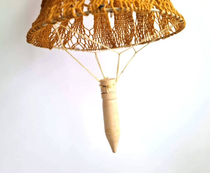 20260920_143811 Lanterna Akash Kandil em macramê para Diwali mostarda e vermelho com rudrakshas 65cm
