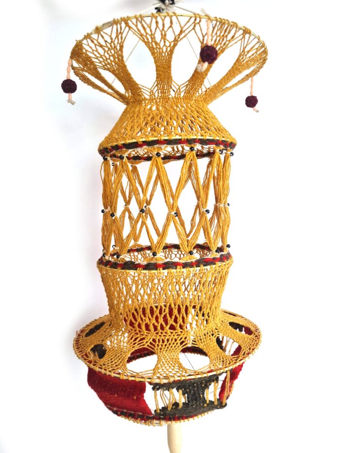 Lanterna Akash Kandil em macramê para Diwali mostarda preto e vinho com rudrakshas 65cm
