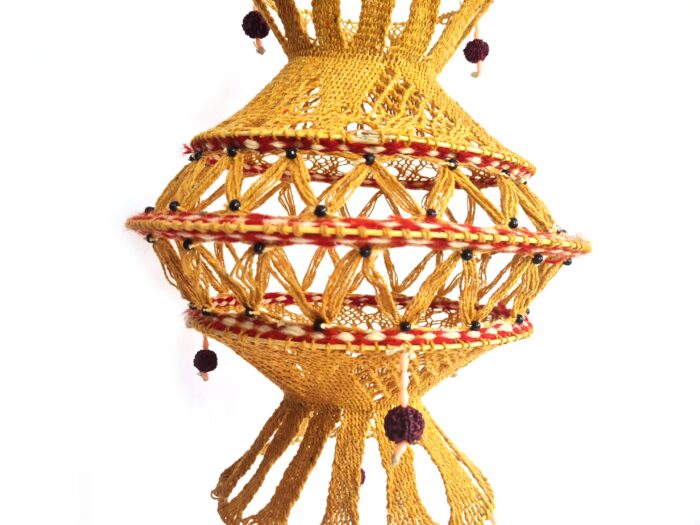 Lanterna Akash Kandil em macramê para Diwali mostarda e vinho com rudrakshas 57cm