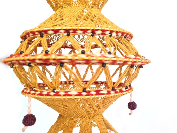 Lanterna Akash Kandil em macramê para Diwali mostarda e vinho com rudrakshas 57cm