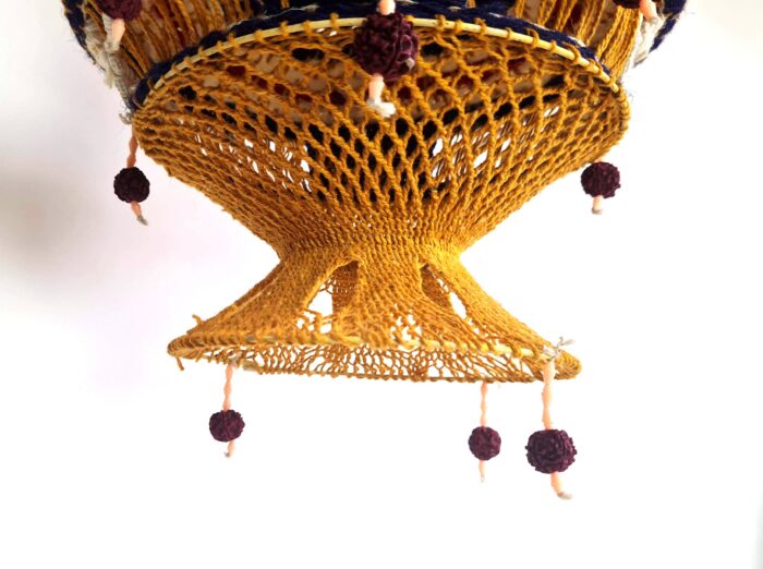 20260920_144519 Lanterna Akash Kandil em macramê para Diwali mostarda e color com rudrakshas 58cm