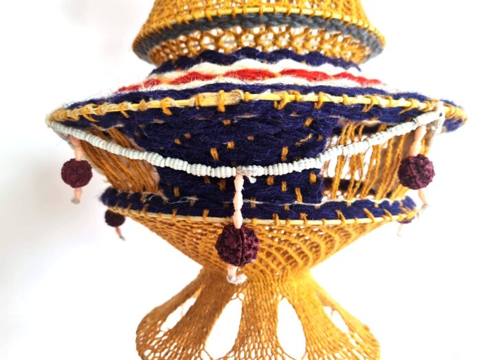 20260920_144521 Lanterna Akash Kandil em macramê para Diwali mostarda e color com rudrakshas 58cm