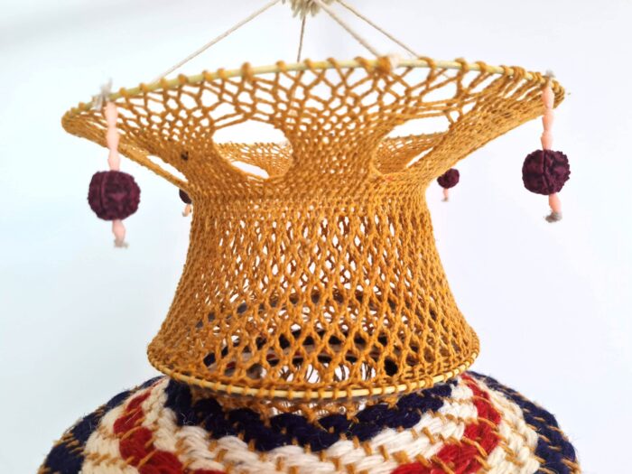 20260920_144524 Lanterna Akash Kandil em macramê para Diwali mostarda e color com rudrakshas 58cm