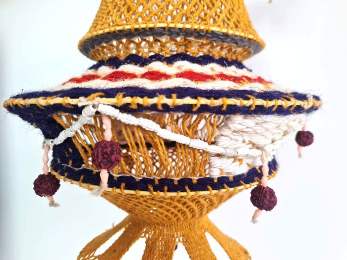 20260920_144527 Lanterna Akash Kandil em macramê para Diwali mostarda e color com rudrakshas 58cm