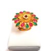Anel indiano de festa dourado design flor com pedras verdes e rubis