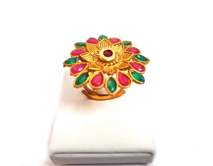 Anel indiano de festa dourado design flor com pedras verdes e rubis