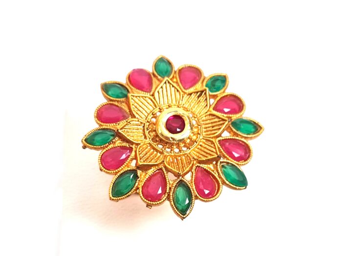 Anel indiano de festa dourado design flor com pedras verdes e rubis