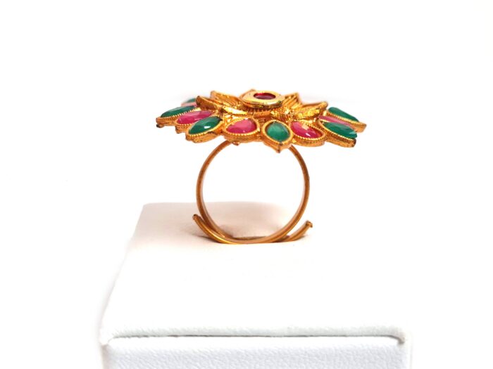 Anel indiano de festa dourado design flor com pedras verdes e rubis