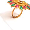Anel indiano de festa dourado design flor com pedras verdes e rubis
