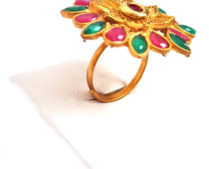 Anel indiano de festa dourado design flor com pedras verdes e rubis