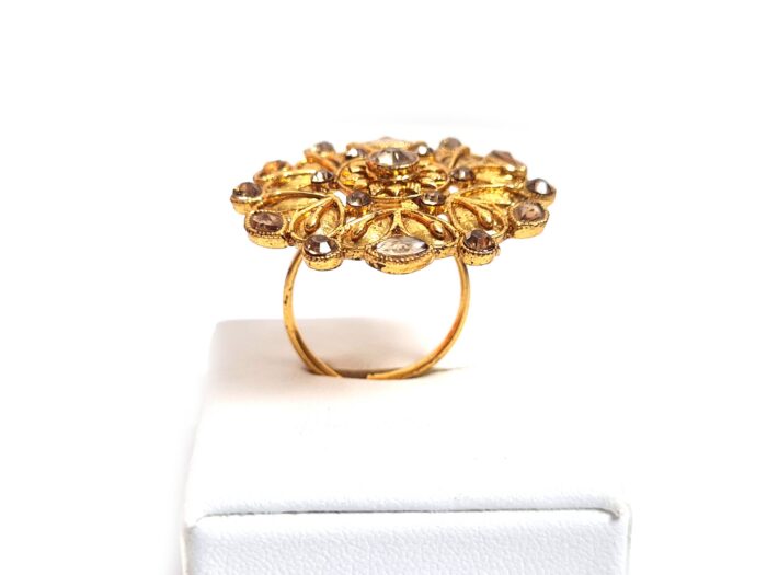 20260916_184551 Anel indiano de festa dourado design floral pedras cor âmbar