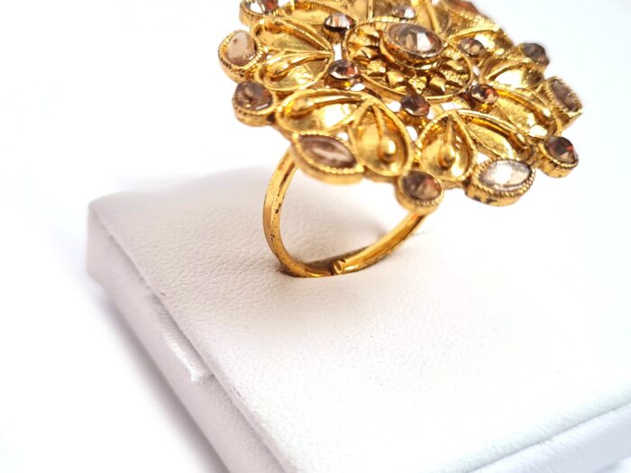 20260916_184556 Anel indiano de festa dourado design floral pedras cor âmbar