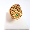 20260916_184822 Anel indiano de festa dourado design folha com pedras verdes e rubis