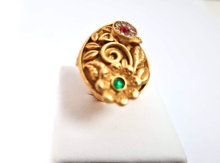 20260916_184822 Anel indiano de festa dourado design folha com pedras verdes e rubis