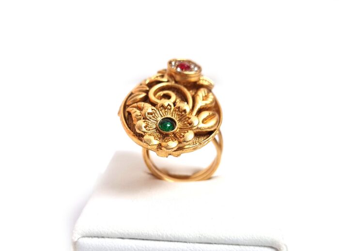 20260916_184831 Anel indiano de festa dourado design folha com pedras verdes e rubis
