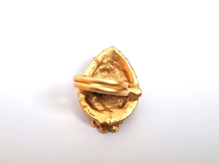 20260916_184846 Anel indiano de festa dourado design folha com pedras verdes e rubis