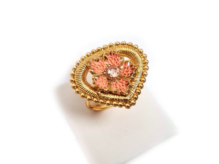anel dourado com rosa e pedra de strass para festas