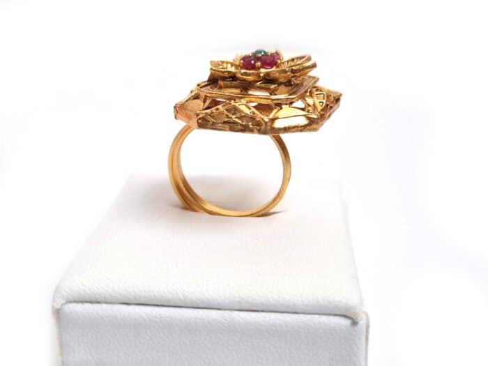 20260916_185415 Anel indiano de festa dourado design box floral com pedras verdes e rubis