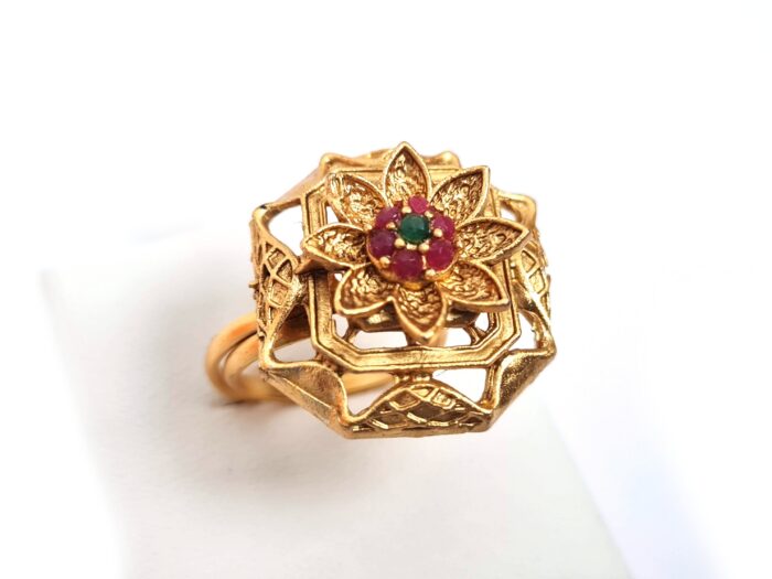 20260916_185419 Anel indiano de festa dourado design box floral com pedras verdes e rubis