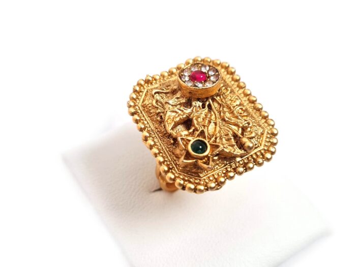 anel dourado de festa design diferenciado com pedras
