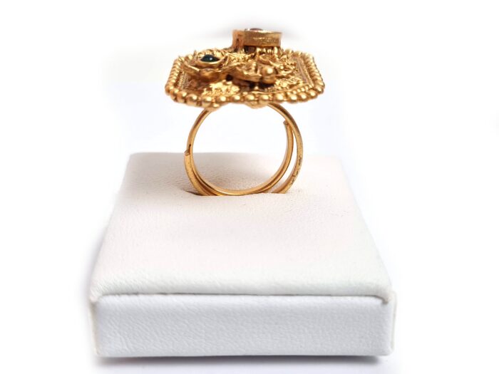 Anel indiano de festa dourado design placa com pedras verdes e rubis