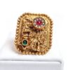 Anel indiano de festa dourado design placa com pedras verdes e rubis