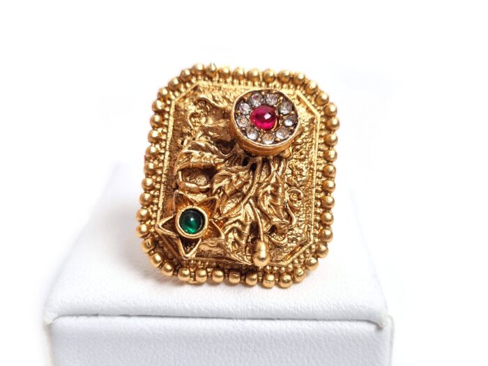 Anel indiano de festa dourado design placa com pedras verdes e rubis