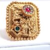 Anel indiano de festa dourado design placa com pedras verdes e rubis