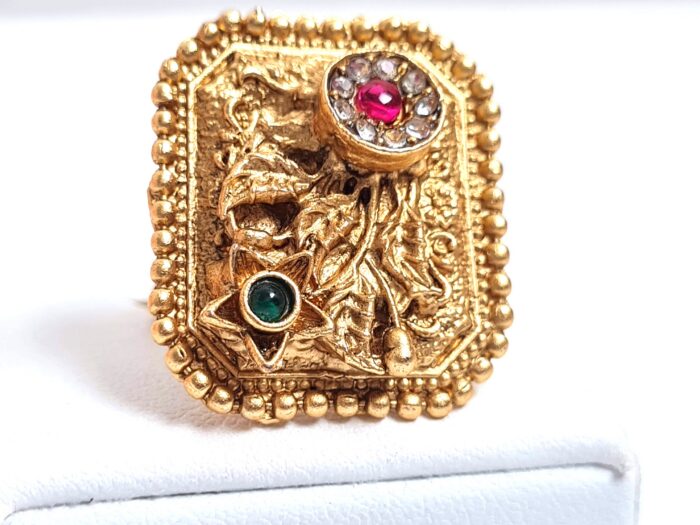 Anel indiano de festa dourado design placa com pedras verdes e rubis