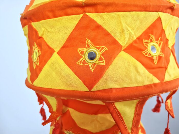 Lanterna Indiana Diwali (Akash Kandil) com espelhos e tassels laranja e amarelo