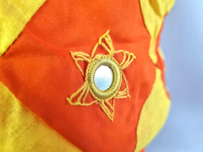 Lanterna Indiana Diwali (Akash Kandil) com espelhos e tassels laranja e amarelo